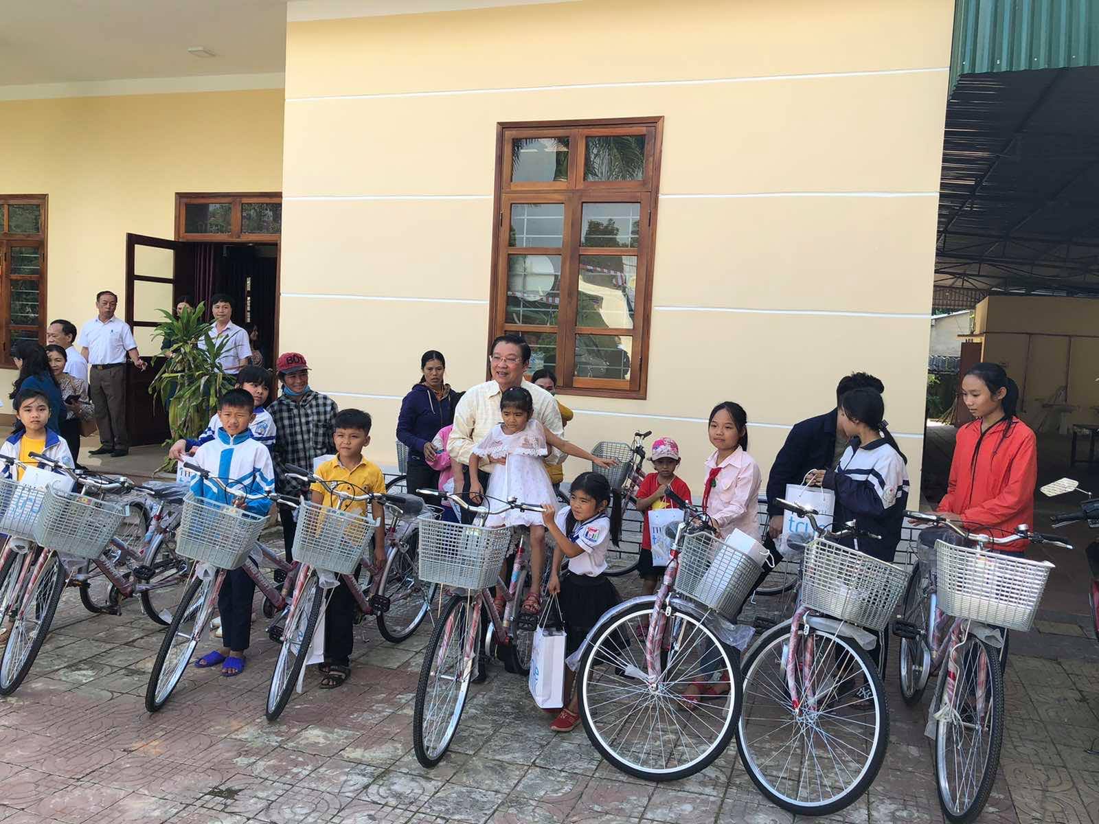 Đồng chí Phan Đình Trạc, Bí thư Trung ương Đảng, Trưởng Ban Nội chính Trung ương trao tặng xe đạp cho học sinh nghèo hiếu học huyện Quỳ Hợp