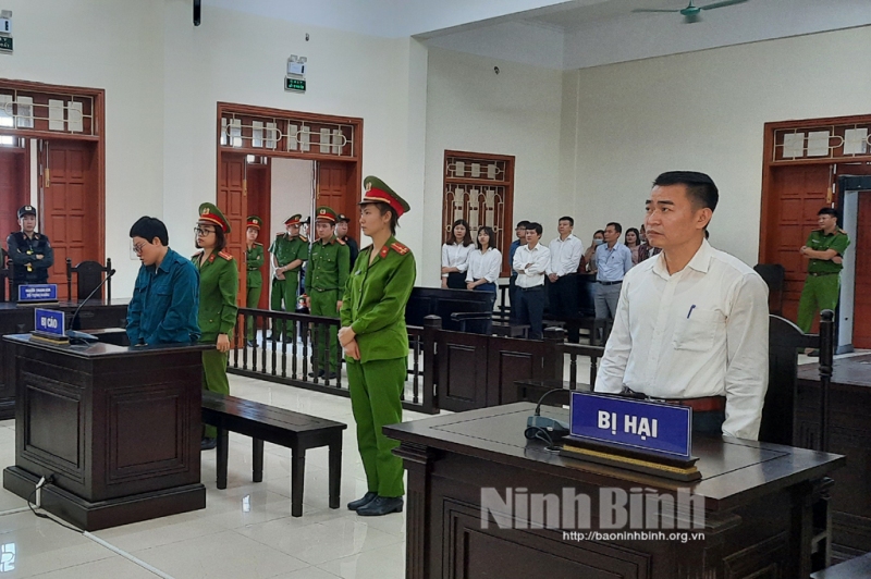 Quang cảnh phiên tòa xét xử sơ thẩm bị cáo Nguyễn Thị Thu Hằng, nguyên Chủ tịch Hội đồng quản trị Quỹ tín dụng nhân dân thị trấn Me về tội 