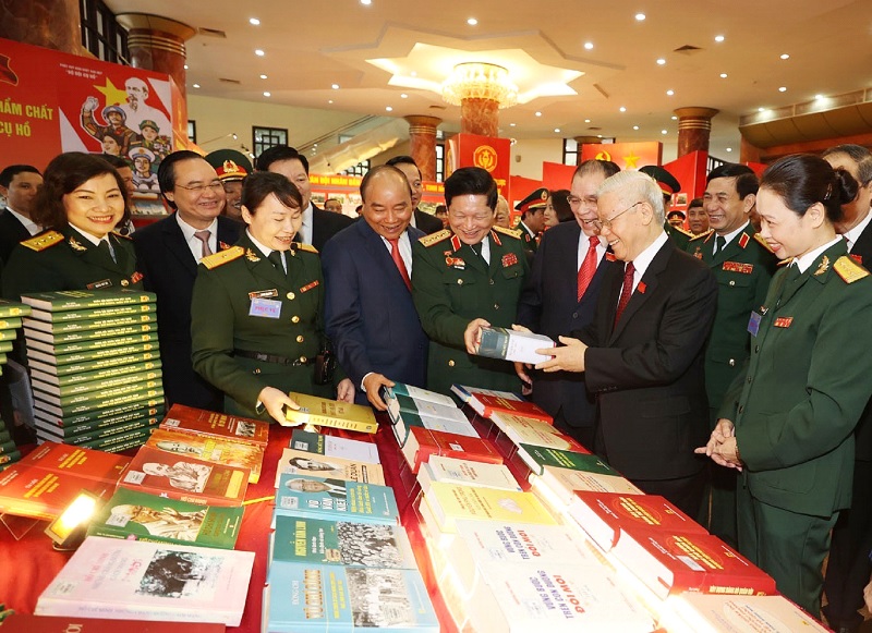 Tổng Bí thư, Chủ tịch nước, Bí thư Quân ủy Trung ương Nguyễn Phú Trọng và các đại biểu thăm gian trưng bày các ấn phẩm quốc phòng tại Đại hội đại biểu Đảng bộ Quân đội lần thứ XI, nhiệm kỳ 2020 - 2025 Ảnh: TTXVN 