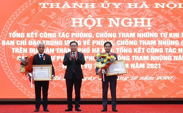 Đồng chí Vương Đình Huệ, Ủy viên Bộ Chính trị, Bí thư Thành ủy Hà Nội trao Huân chương Lao động cho các đồng chí nguyên lãnh đạo Ban Nội chính Thành ủy