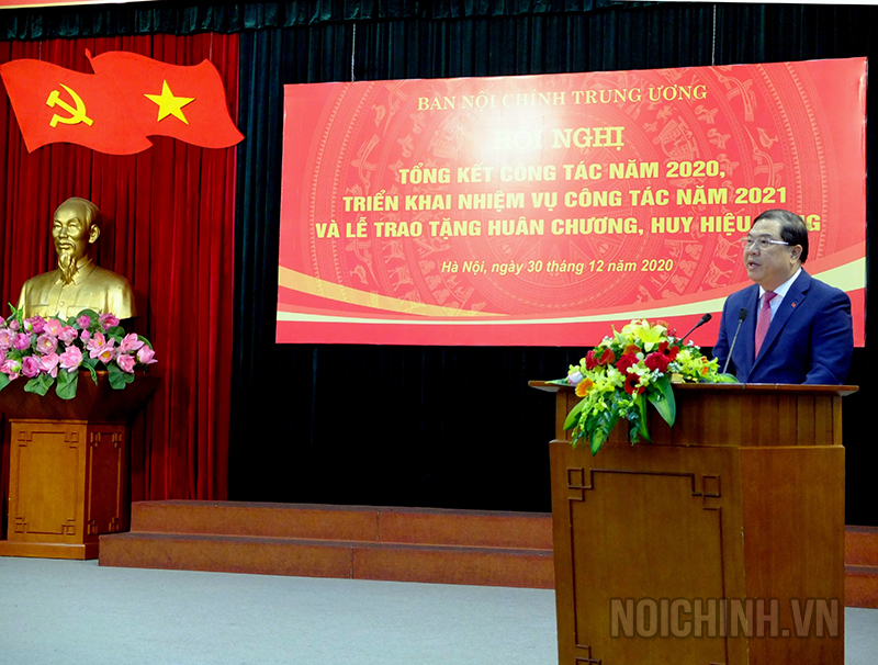 Đồng chí Phạm Gia Túc, Phó trưởng Ban Nội chính Trung ươngtrình bày báo cáo tại Hội nghị