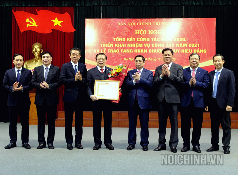 Đồng chí Phạm Minh Chính, Ủy viên Bộ Chính trị, Trưởng Ban Tổ chức Trung ương đã trao huy hiệu 40 năm tuổi Đảng tặng đồng chí Phan Đình Trạc, Bí thư Trung ương Đảng, Trưởng Ban Nôi chính Trung ương