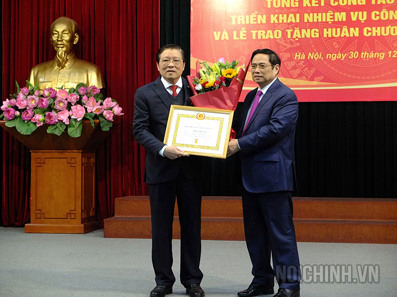 Đồng chí Phạm Minh Chính, Ủy viên Bộ Chính trị, Trưởng Ban Tổ chức Trung ương đã trao Huy hiệu 40 năm tuổi Đảng tặng đồng chí Phan Đình Trạc, Bí thư Trung ương Đảng, Trưởng Ban Nôi chính Trung ương