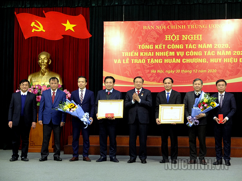   Đồng chí  Phan Đình Trạc, Bí thư Trung ương Đảng, Trưởng Ban Nội chính Trung ương trao tặng Huân chương Lao động hạng Ba của Chủ tịch nước cho tập thể Vụ 1 và vụ 3