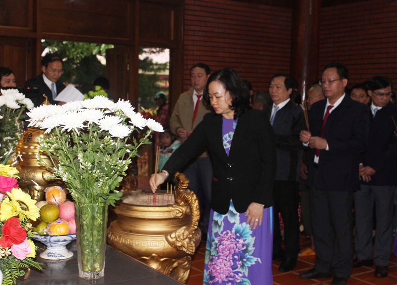 Cán bộ, công chức Ban Nội chính Tỉnh ủy Phú Yên làm Lễ dâng hương và báo công với Bác tại Nhà thờ Bác Hồ