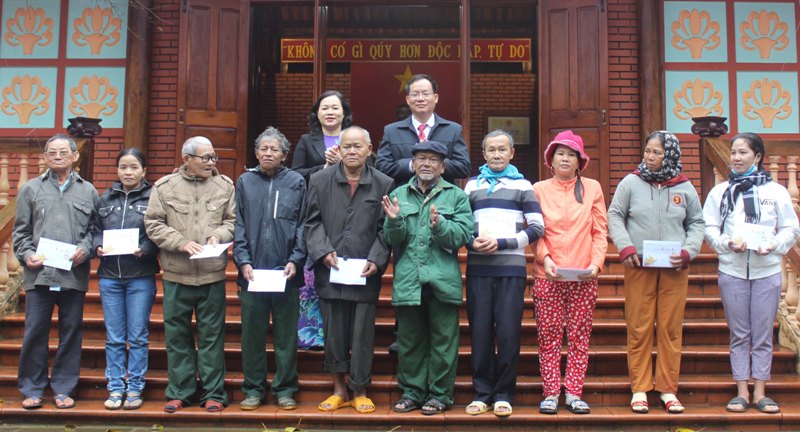 Ban Nội chính Tỉnh ủy đã tặng quà cho các gia đình chính sách và các học sinh nghèo vượt khó học giỏi ở xã Sơn Định, huyện Sơn Hòa và huyện Sông Hinh
