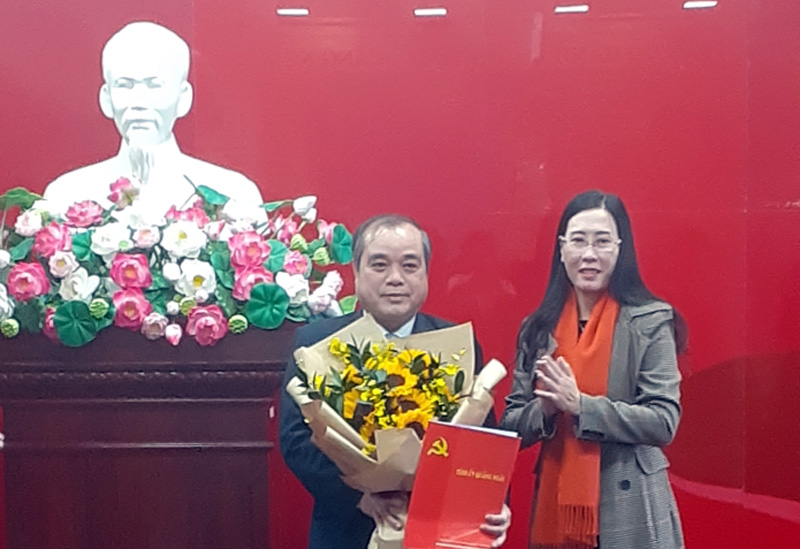 Đồng chí Bùi Thị Quỳnh Vân, Ủy viên dự khuyết Trung ương Đảng, Bí thư Tỉnh ủy, Chủ tịch HĐND tỉnh trao Quyết định của Ban Thường vụ Tỉnh ủy
