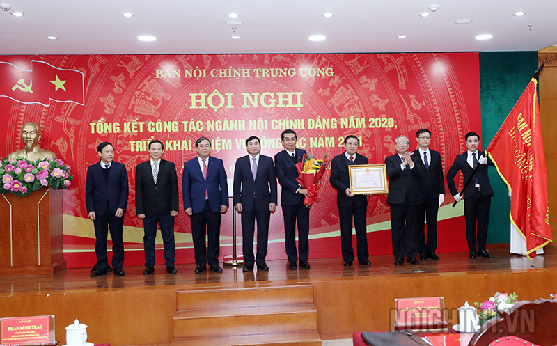 Đồng chí Trần Quốc Vượng, Ủy viên Bộ Chính trị, Thường trực Ban Bí thư trao Huân chương Lao động hạng Nhất cho Ban Nội chính Trung ương