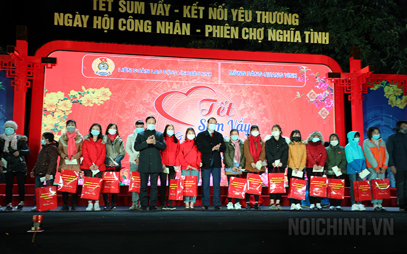 Đồng chí Nguyễn Thanh Hải, Phó trưởng Ban Nội chính Trung ương tặng quà cho công nhân lao động hoàn cảnh khó khăn 