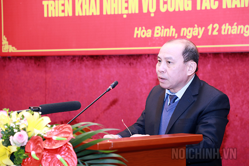 Đồng chí Bùi Đắc Hinh, Phó Bí thư Thường trực, Chủ tịch HĐND tỉnh Hòa Bình phát biểu tại Hội nghị