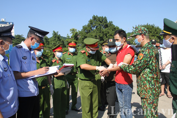 Công an tỉnh Lào Cai trao trả 20 đối tượng trốn truy nã cho Cục Công an huyện Hà Khẩu, châu Hồng Hà, tỉnh Vân Nam, Trung Quốc (tháng 8/2020)