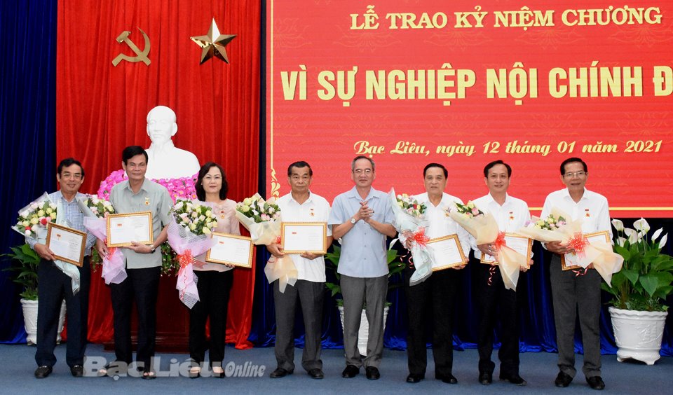 Bí thư Tỉnh ủy Lữ Văn Hùng trao tặng Kỷ niệm chương Vì sự nghiệp nội chính cho các đồng chí lãnh đạo Tỉnh ủy, UBND tỉnh và các đồng chí nguyên lãnh đạo tỉnh qua các thời kỳ