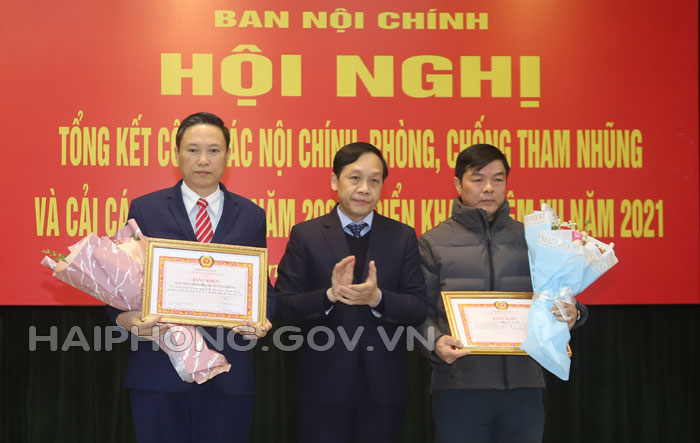 Đồng chí Nguyễn Thanh Hải, Phó trưởng Ban Nội chính Trung ương trao Bằng khen cho tập thể, cá nhân