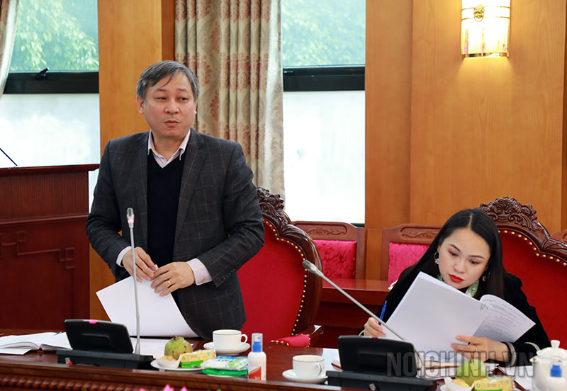 Đồng chí Nguyễn Cảnh Lam, Phó Vụ trưởng Vụ Nghiên cứu Tổng hợp, Phó Chủ tịch Hội đồng Khoa học cơ quan trình bày báo cáo tại Hội nghị