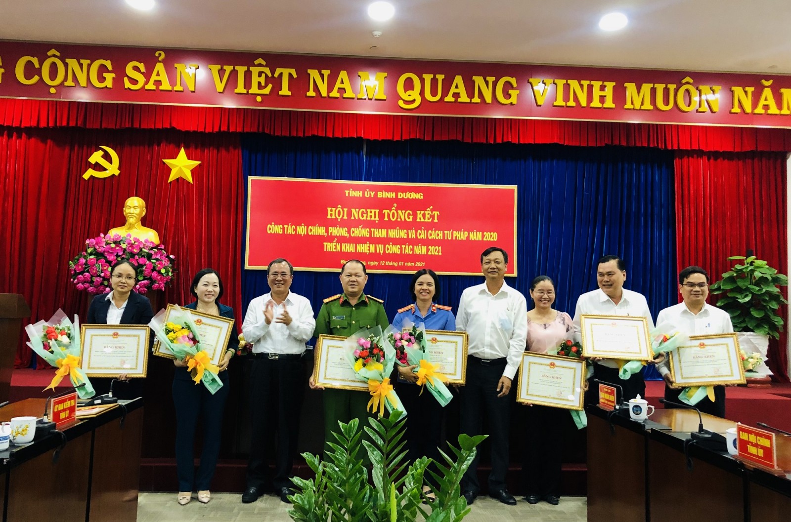 Đồng chí Trần Văn Nam, Ủy viên Trung ương Đảng, Bí thư Tỉnh ủy, Trưởng đoàn đại biểu Quốc hội tỉnh trao bằng khen cho các tập thể và cá nhân có thành tích xuất sắc trong công tác phòng, chống tham nhũng giai đoạn 2013-2020