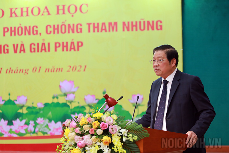 Đồng chí Phan Đình Trạc, Bí thư Trung ương Đảng, Trưởng Ban Nội chính Trung ương phát biểu tại Hội thảo (Ảnh: Tạ Anh Hưng)