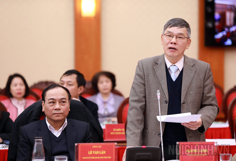Đồng chí Trần Đức Lượng, nguyên Phó Tổng Thanh tra Chính phủ tham luận tại Hội thảo