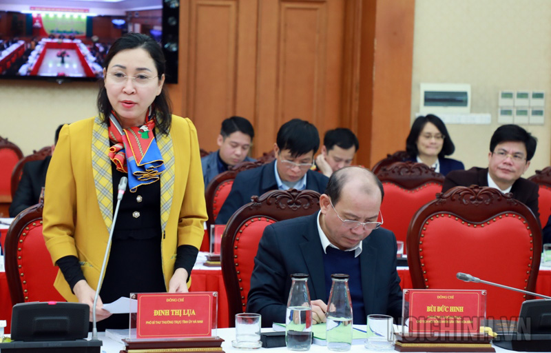 Đồng chí Đinh Thị Lụa, Phó Bí thư Thường trực Tỉnh ủy Hà Nam tham luận tại Hội thảo