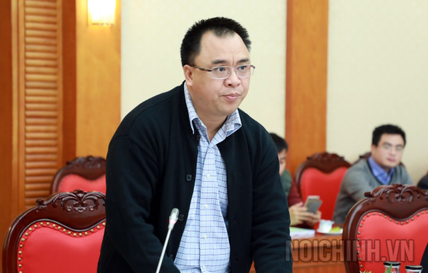 Đồng chí Nguyễn Quốc Sửu, Phó Hiệu trưởng Trường Đại học Nội vụ tham luận tại Hội thảo