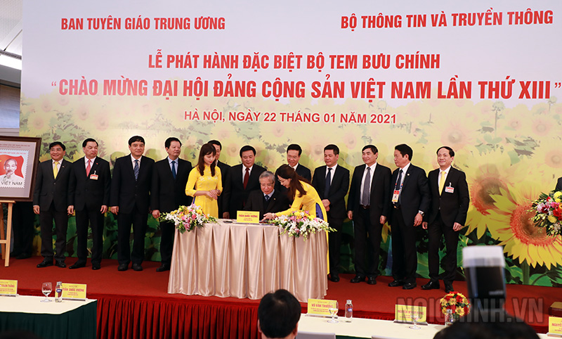 Đồng chí Trần Quốc Vượng, Ủy viên Bộ Chính trị, Thường trực Ban Bí thư thực hiện nghi thức ký phát hành bộ tem bưu chính “Chào mừng Đại hội Đảng Cộng sản Việt Nam lần thứ XIII”
