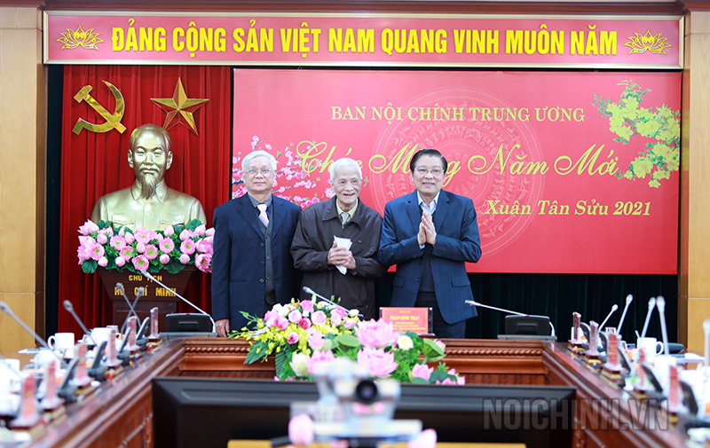 Đồng chí Phan Đình Trạc, Bí thư Trung ương Đảng, Trưởng Ban Nội chính Trung ương tặng quà, chúc thọ đồng chí có tuổi đời cao