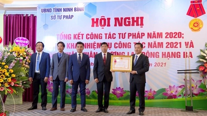 Đồng chí Nguyễn Cao Sơn, Phó Chủ tịch UBND tỉnh trao tặng Huân chương Lao động hạng Ba cho Sở Tư pháp
