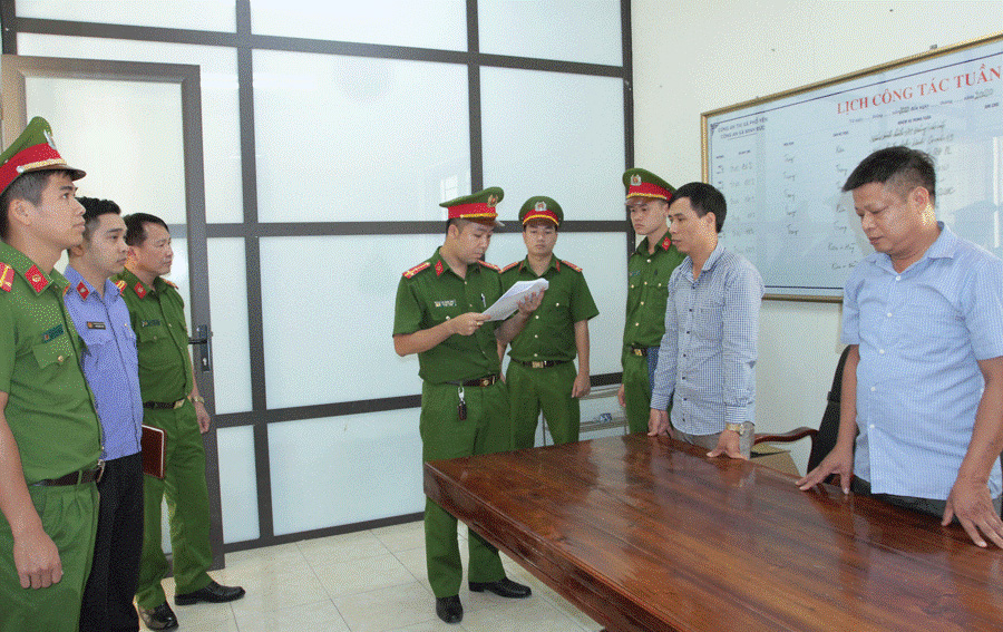 Cơ quan Cảnh sát điều tra - Công an thị xã Phổ Yên, tỉnh Thái Nguyên thực hiện lệnh bắt bị can Dương Đình Năng, cán bộ UBND xã Minh Đức về tội “Giả mạo trong công tác” (tháng 10/2020)