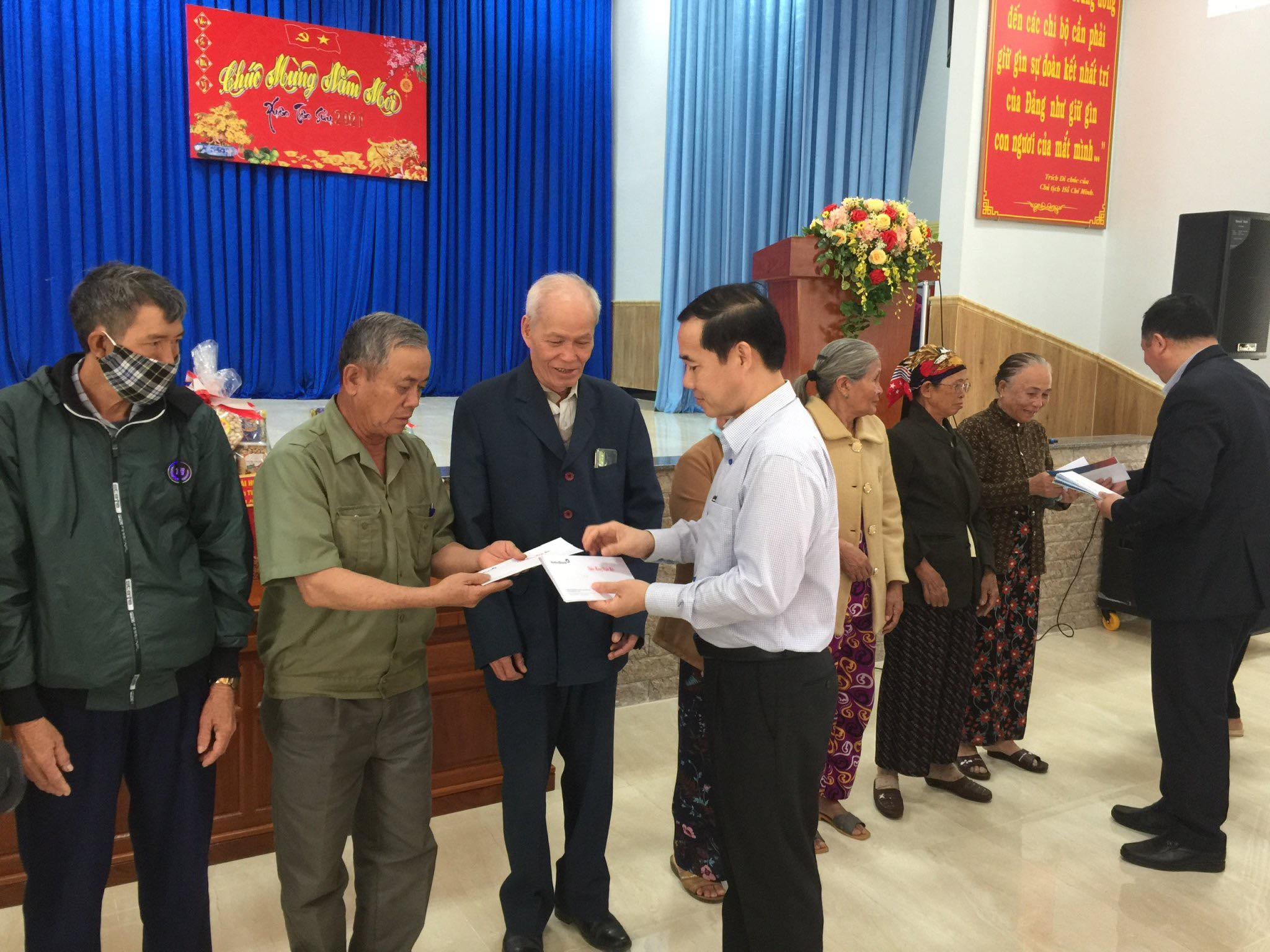 Đồng chí Nguyễn Thái Học, Phó trưởng Ban Nội chính Trung ương tặng quà cho các gia đình chính sách tại huyện miền núi Sông Hinh