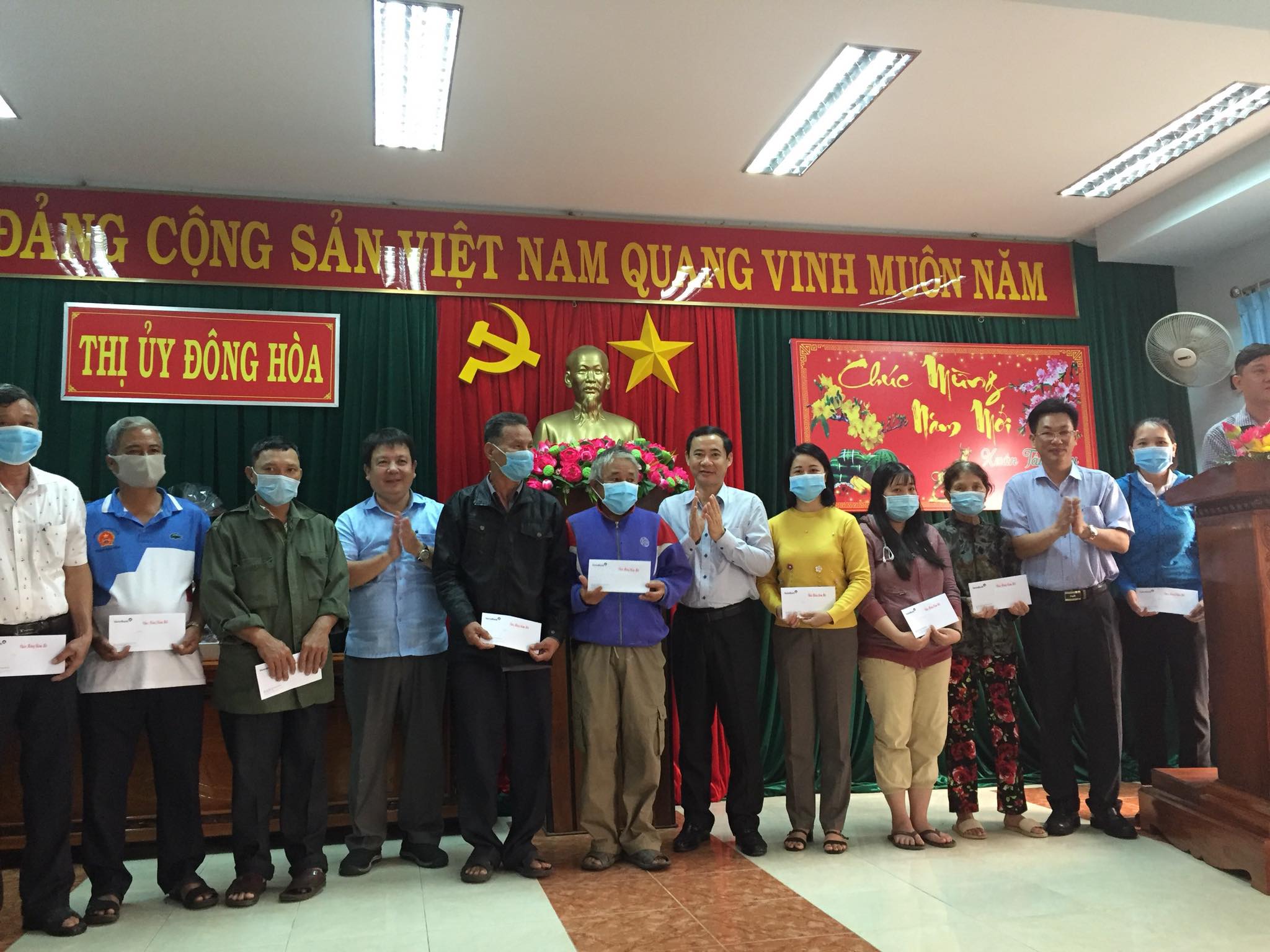 Đồng chí Nguyễn Thái Học, Phó trưởng Ban Nội chính Trung ương tặng quà cho các gia đình có hoàn cảnh khó khăn tại Thị ủy Đông Hòa