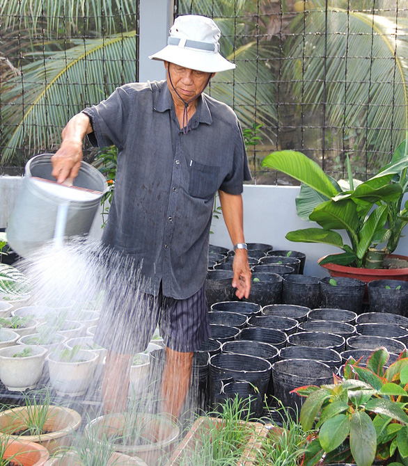 Đồng chí Trương Vĩnh Trọng chăm sóc vườn rau ở quê nhà năm 2018 ( Ảnh: HỮU VINH)