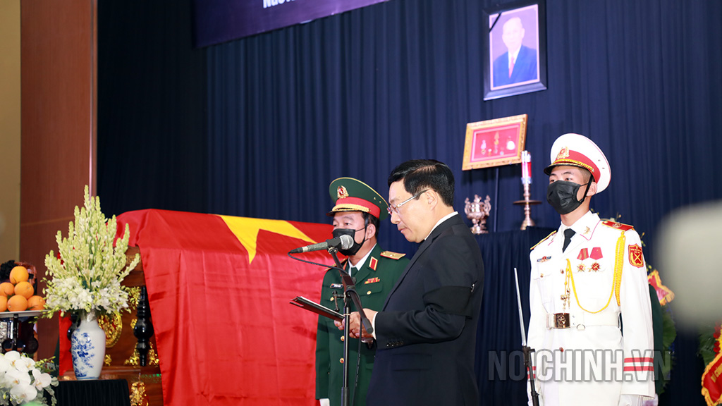 Đồng chí Phạm Bình Minh, Ủy viên Bộ Chính trị, Phó Thủ tướng, Bộ trưởng Bộ Ngoại giao, Trưởng Ban tang lễ đọc điếu văn