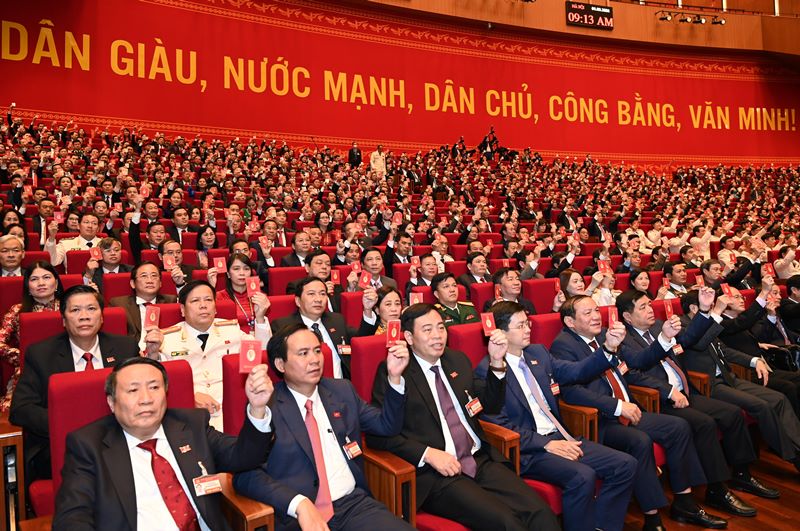 Các đại biểu biểu quyết, thông qua Nghị quyết Đại hội XIII Đảng Cộng sản Việt Nam