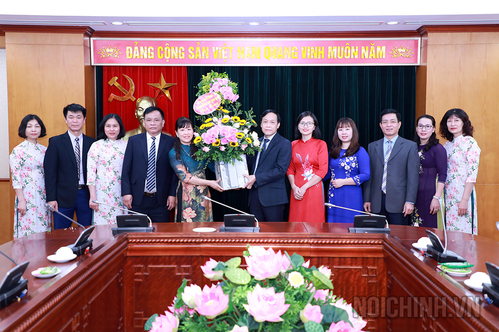 Đồng chí Nguyễn Thanh Hải, Phó trưởng Ban, Phó Bí thư Đảng ủy Cơ quan Ban Nội chính Trung ương tặng hoa chúc mừng đại diện cán bộ, công chức, nhân viên nữ Ban Nội chính Trung ương