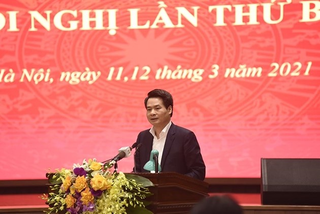 Ông Nguyễn Quang Đức - Trưởng ban Nội chính Thành ủy trình bày Dự thảo Chương trình số 10-CTr/TU tại hội nghị. Ảnh: Thanh Hải 