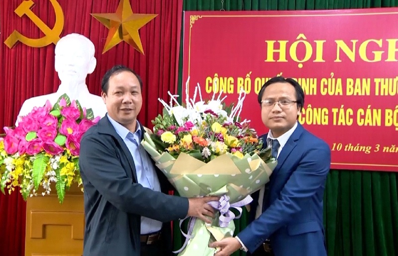 Đồng chí Lưu Danh , Ủy viên Ban Thường vụ, Trưởng Ban Nội chính Tỉnh ủy Tuyên tặng hoa, chúc mừng đồng chí Nguyễn Văn Việt