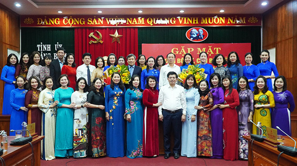 Lãnh đạo tỉnh Quảng Bình chụp ảnh lưu niệm cùng cán bộ nữ tiêu biểu 