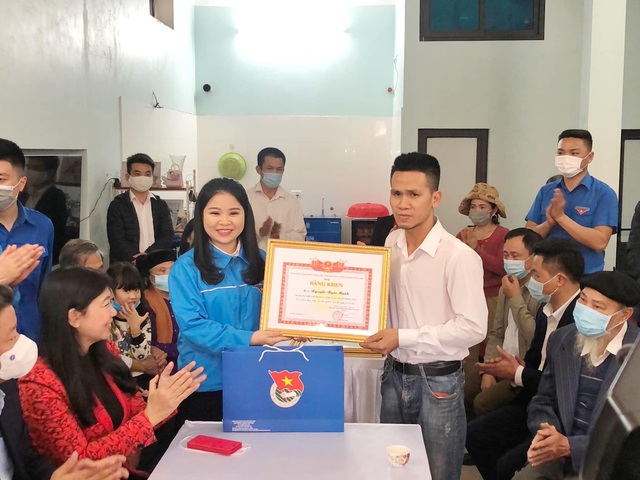 Thành đoàn Hà Nội trao Huy hiệu “Tuổi trẻ dũng cảm” của Trung ương Đoàn cho anh Nguyễn Ngọc Mạnh