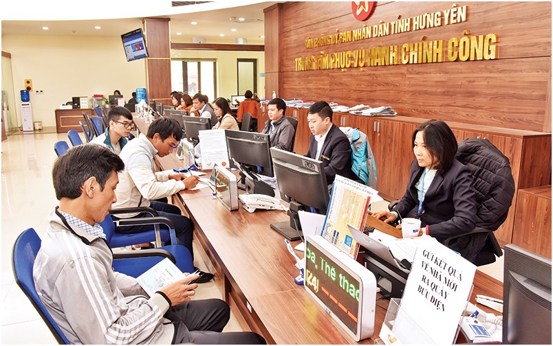  Giải quyết thủ tục hành chính cho người dân tại Trung tâm phục vụ Hành chính công tỉnh Hưng Yên. Ảnh: Trần Hải 