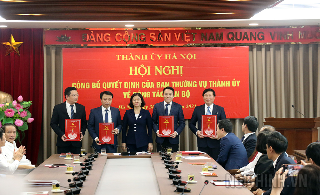 Đồng chí Nguyễn Thị Tuyến Tiếp, Phó Bí thư Thường trực Thành ủy Hà Nội trao Quyết định bổ nhiệm cho các cán bộ.