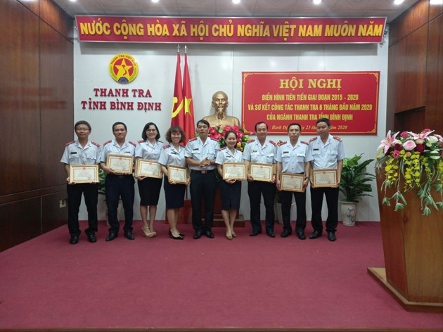 Các cá nhân được khen thưởng tại Hội nghị Điển hình tiên tiến ngành Thanh tra tỉnh Bình Định giai đoạn 2015-2020. Ảnh: https://ttt.binhdinh.gov.vn 