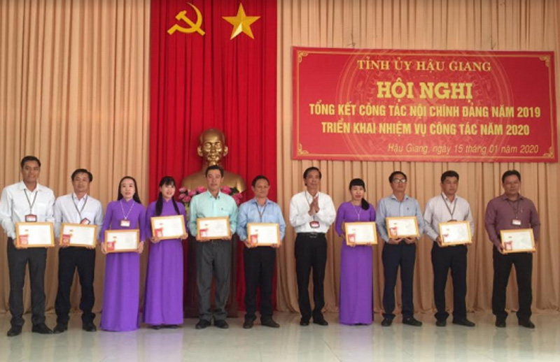 Ban Nội chính Tỉnh ủy Hậu Giang trao Kỷ niệm chương Vì sự nghiệp Nội chính Đảng cho một số đồng chí cán bộ, công chức của tỉnh