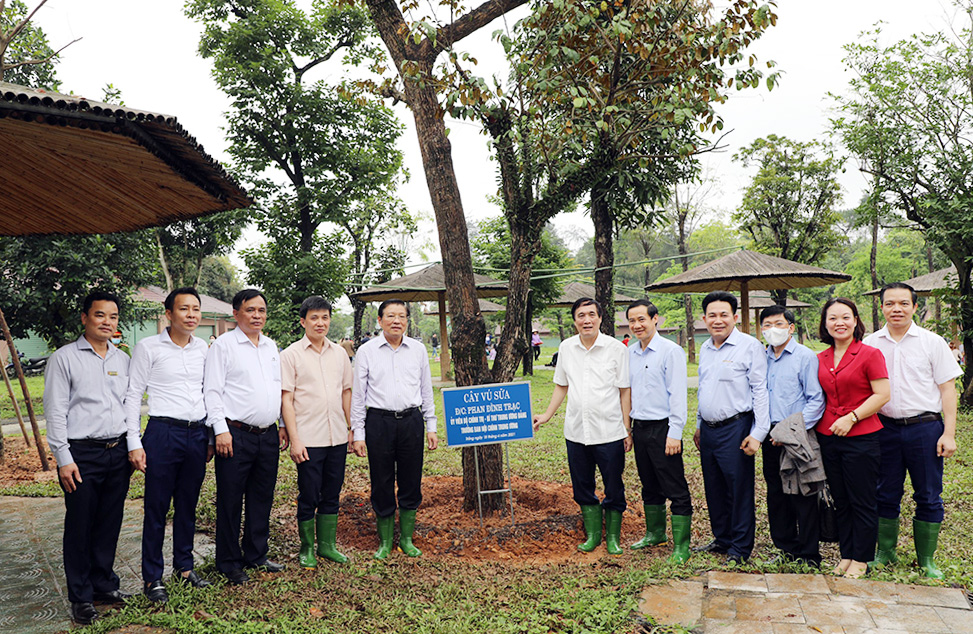 Đoàn công tác của Ban Nội chính Trung ương và Lãnh đạo tỉnh Phú Thọ trồng cây và chụp ảnh lưu niệm tại Khu di tích lịch sử Quốc gia đặc biệt Đền Hùng