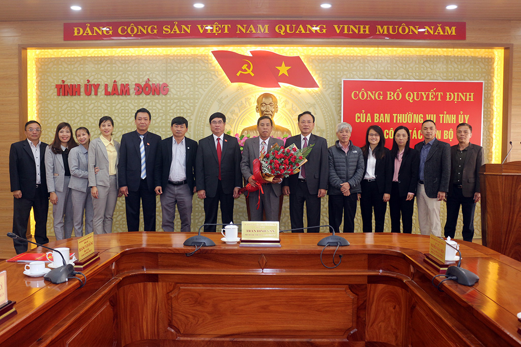 Lãnh đạo, công chức Ban Nội chính Tỉnh ủy Lâm Đồng chúc mừng đồng chí Lương Hồng Khoa
