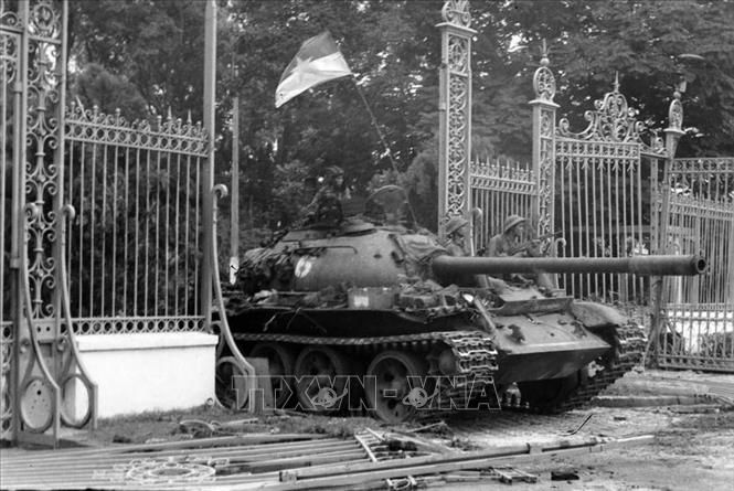 Xe tăng của Lữ đoàn tăng - thiết giáp 203, Sư đoàn 304, Quân đoàn 2 tiến vào Dinh Độc Lập, trưa 30/4/1975. Ảnh: Trần Mai Hưởng/TTXVN