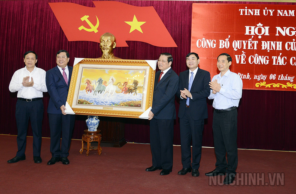 Lãnh đạo Ban Nội chính Trung ương tặng quà lưu niệm cho đồng chí Phạm Gia Túc, Bí thư Tỉnh ủy Nam Định