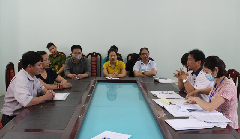 Cán bộ Ban Tiếp công dân tỉnh tiếp công dân đến kiến nghị, phản ánh tại Trụ sở tiếp công dân tỉnh Hòa Bình
