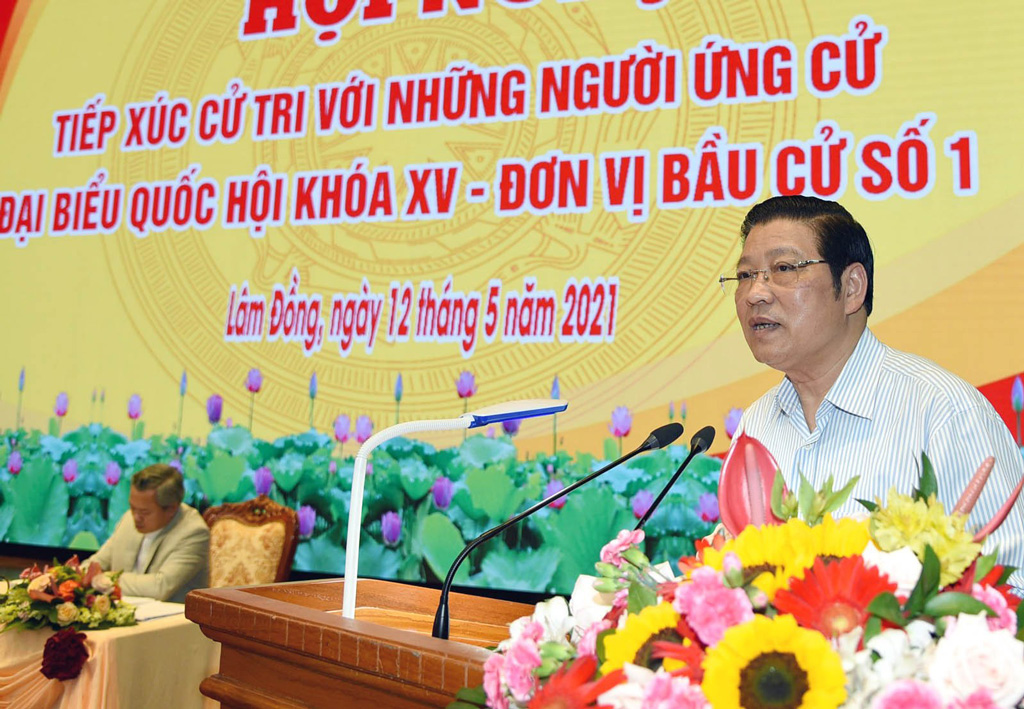Đồng chí Phan Đình Trạc, Ủy viên Bộ chính trị, Bí thư Trung ương Đảng, Trưởng Ban Nội chính Trung ương phát biểu tại buổi tiếp xúc cử tri