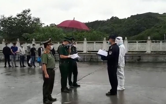 Công an và Bộ đội Biên phòng tỉnh Cao Bằng trao trả công dân Trung Quốc nhập cảnh trái phép vào Việt Nam cho cơ quan chức năng Trung Quốc (tháng 3/2021)