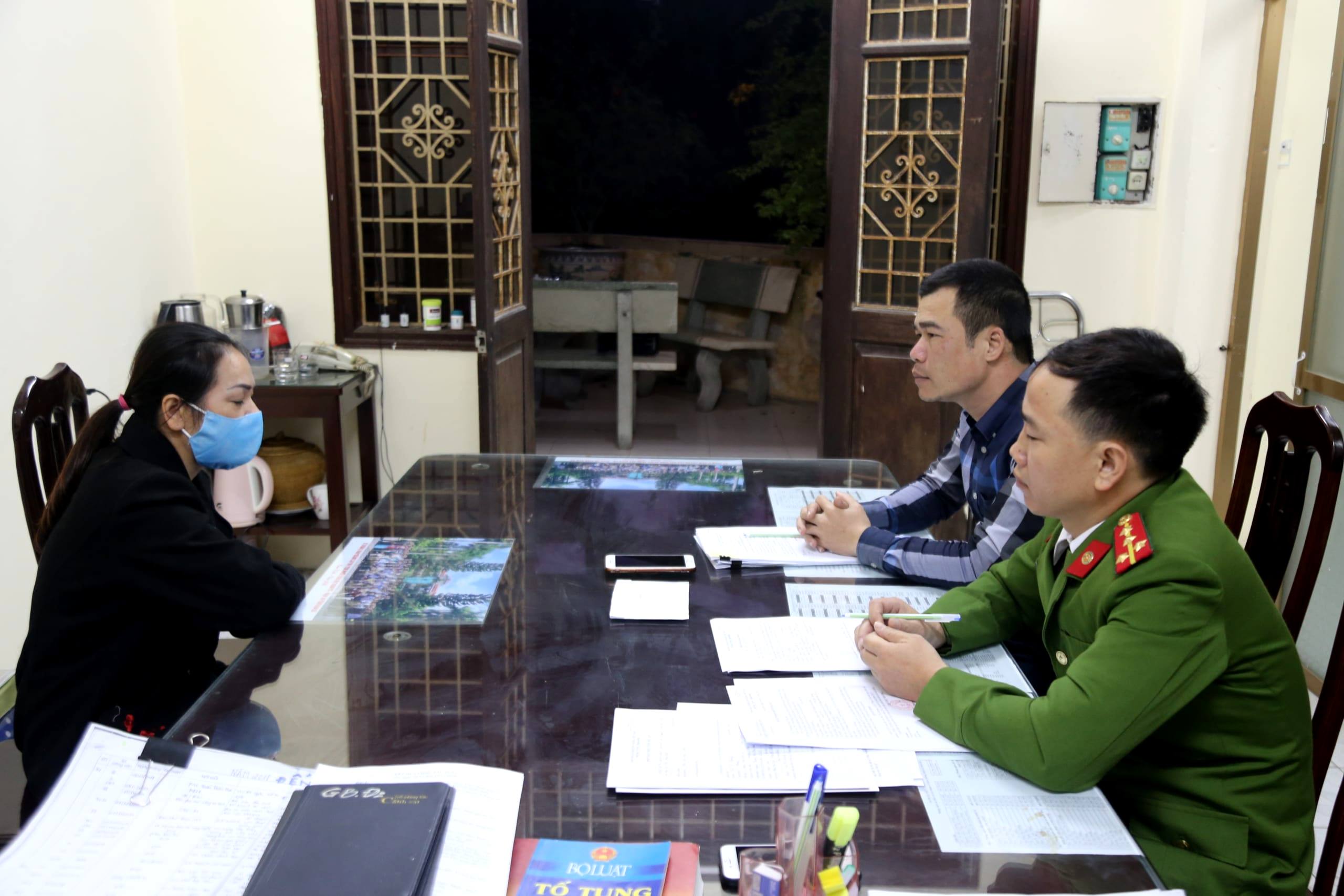 Công an tỉnh Nam Định bắt giữ đối tượng Bùi Thị Khương, nguyên Trưởng Ban kiểm soát Quỹ tín dụng nhân dân thị trấn Cổ Lễ, để điều tra hành vi “Tham ô tài sản”