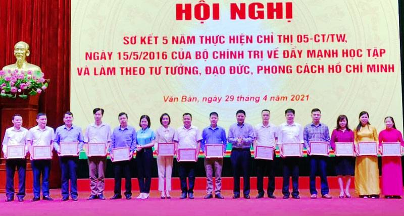 Huyện ủy Văn Bàn khen thưởng các tập thể, cá nhân đạt thành tích trong thực hiện Chỉ thị 05-CT/TW của Bộ Chính trị